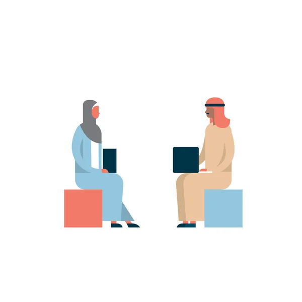 阿拉伯夫妇坐在使用膝上型计算机商务会议通信概念男人女人卡通人物剪影全长隔离矢量插图 — 图库矢量图片