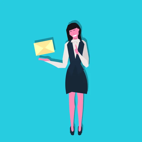Mujer de negocios sosteniendo sobre papel carta comunicación concepto caricatura femenina carácter plano longitud completa fondo azul — Archivo Imágenes Vectoriales