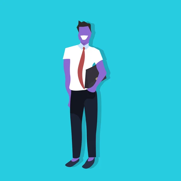 Фиолетовый бизнесмен, держащий в кармане чемодан, успешный руководитель команды концепция мужского персонажа мультфильма, полная длина плоский синий фон — стоковый вектор