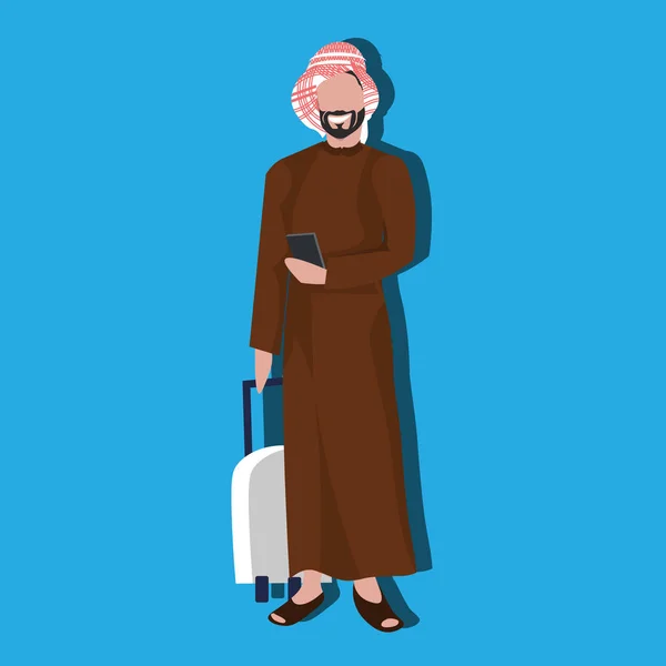 Pengusaha Arab menggunakan smartphone memegang valise mengenakan konsep perjalanan pakaian tradisional Kartun laki-laki karakter avatar biru latar belakang datar penuh - Stok Vektor