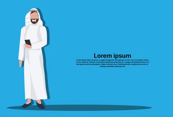 Arabo uomo d'affari utilizzando smartphone indossa abiti tradizionali arabo uomo d'affari maschio cartone animato personaggio avatar orizzontale copia spazio a tutta lunghezza piatta — Vettoriale Stock
