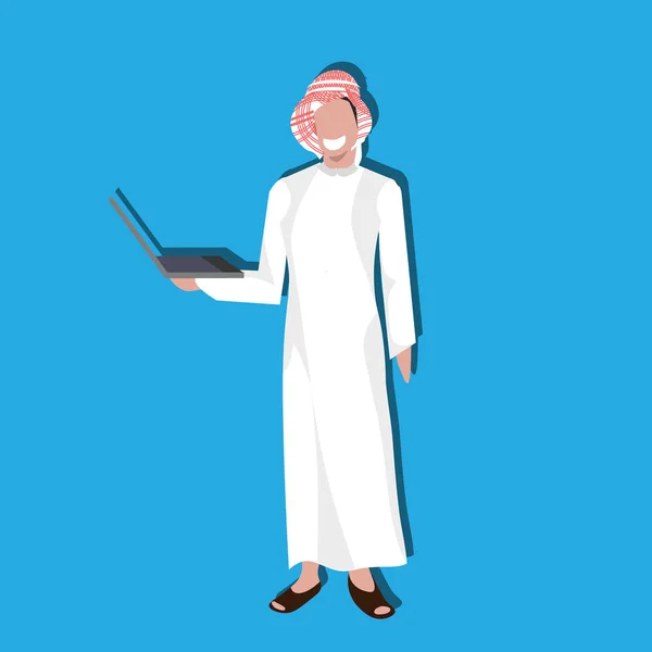 Arab üzleti ember használ laptop visel hagyományos ruhák arab üzletember férfi karikatúra karakter avatar kék háttér teljes hosszúságú lapos — Stock Vector