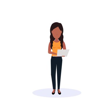 Afrikalı-Amerikalı kadın laptop ayakta poz izole meçhul siluet kadın karikatür karakter tam uzunlukta düz kullanma