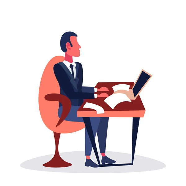 Homme d'affaires assis bureau lieu de travail en utilisant ordinateur portable papier bureau concept patron personnage de bande dessinée isolé pleine longueur plat — Image vectorielle