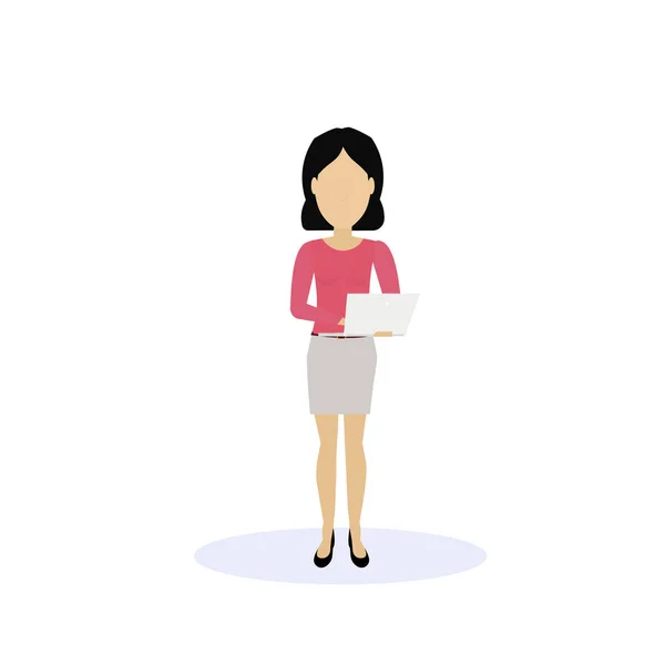 Caucasico donna utilizzando laptop in piedi posa isolato silhouette senza volto femminile personaggio dei cartoni animati full length piatta — Vettoriale Stock