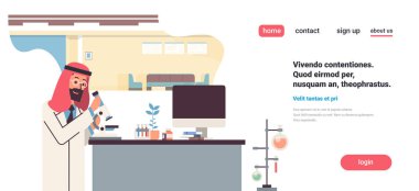 Mikroskop laboratuvar araştırma Arap adamın bilimsel yapım işi ile çalışan erkek Arap bilim adamı Doktor laboratuvar çalışma alanı kopyasını alan yatay deneyler