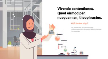 Arap kadın bilim adamları araştırma tüp damlalık Arap kadın araştırmacı yapıyor laboratuvar çalışma kimyasal deneyler modern laboratuvar tam kopyaya alanı portre yatay çalışma