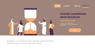 Arap insanlar ayakta kum saati zaman son tarih kavramı Arap adam kadın takım birlikte beyin fırtınası kum saati simgesi düz yatay kopya alanı çalışma grubu