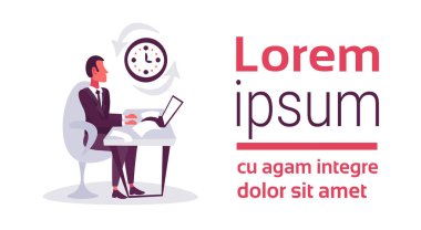 oturan işadamı dizüstü bilgisayar saati zaman yönetimi son tarih kavramı düz iş adam çizgi film karakteri kullanarak yatay kopya alanı izole