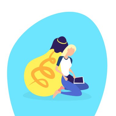 casual kadın oturuyordu dizüstü ışık lamba yeni fikir yenilik kavramı işkadını çizgi film karakteri düz kullanma