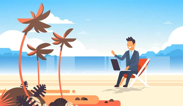 Zakenman freelance externe werkende plaats strand zomer vakantie tropische palmen eiland man pak met behulp van laptop horizontale flat — Stockvector