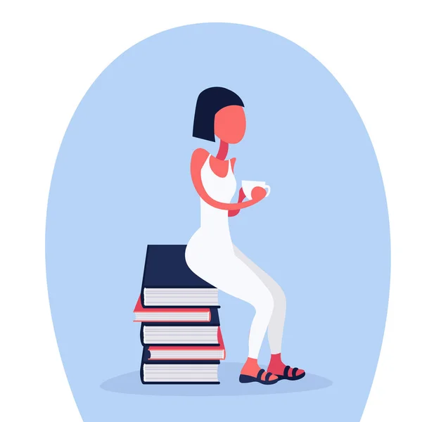 Casuale donna seduta libro stack tenendo caffè tazza pausa concetto studente processo di educazione personaggio dei cartoni animati piatto — Vettoriale Stock