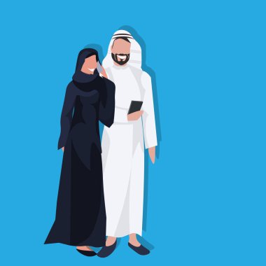 Arapça iş adam kadın giyim Arap çift siyah beyaz Sari ayakta birlikte çizgi film karakter avatar mavi arka plan düz tam uzunlukta giyen smartphone kullanarak