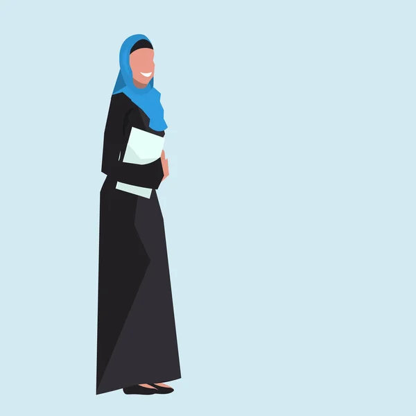 Arabski kobietę dokumentu papierowego nosić tradycyjne stroje czarny saree Emiraty kobieta interesu kobiece kreskówka znaków avatar niebieski tło płaskie — Wektor stockowy