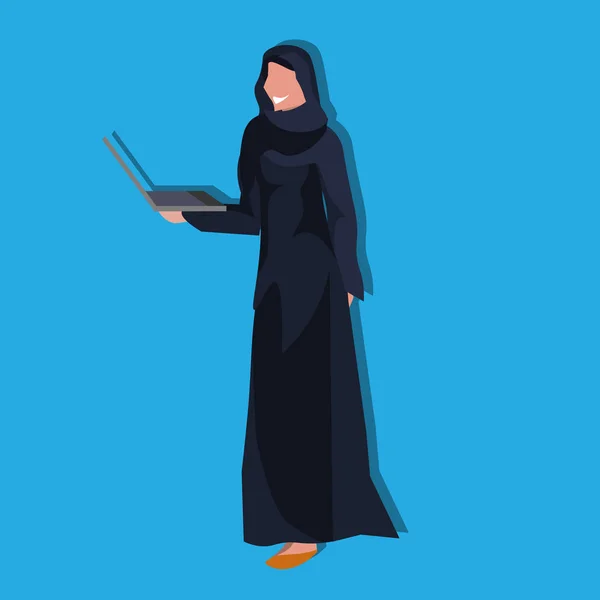 Arabische Frau mit Laptop trägt traditionelle Kleidung schwarz saree arabische Geschäftsfrau weibliche Zeichentrickfigur Avatar blau Hintergrund flach volle Länge — Stockvektor