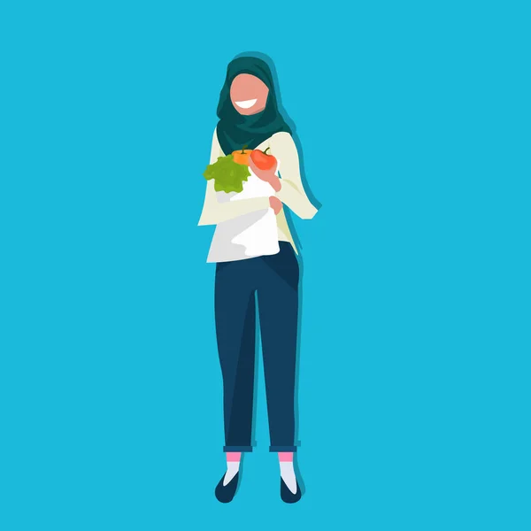 Arabe femme tenant nourriture fraîche légumes paquet papier mode de vie sain concept arabe femme dessin animé personnage plat pleine longueur fond bleu — Image vectorielle