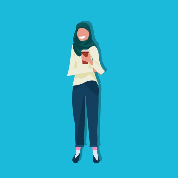 Arabische Frau mit Kaffeetasse in traditioneller Kleidung Schal arabische Geschäftsfrau weibliche Zeichentrickfigur Avatar blau Hintergrund flach — Stockvektor