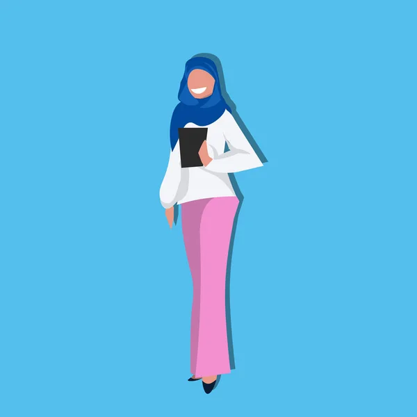 Wanita Bisnis Arab Yang Menggunakan Konsep Komunikasi Online Tablet Mengenakan - Stok Vektor