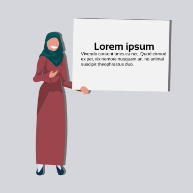 Boş kopya alanı yönetim kurulu giyen geleneksel giysiler tutan Arapça iş kadın Arap işkadını kadın karikatür karakter avatar düz tam uzunlukta şal