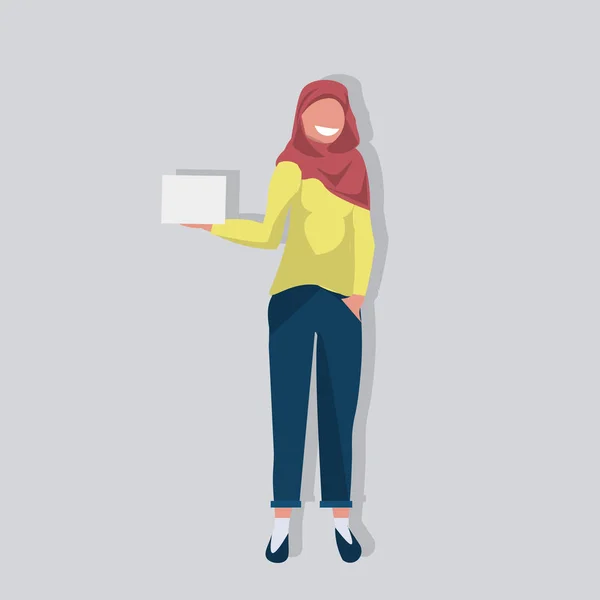 Arab üzletasszony gazdaság papír üres tábla visel hagyományos ruhák kendőt arab üzletasszony női képregény karakter avatar lakás teljes hossza — Stock Vector