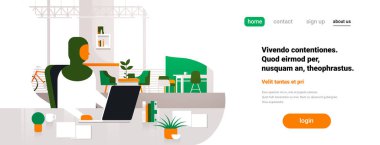 geleneksel giysiler düz yatay banner kopya alanı giyen dizüstü işyeri ofis resepsiyon Arap kadın lideri çalışma işlemiyle Arap kadın patron