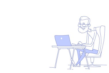 Kıdemli Ofis İşyeri süreç kroki doodle yatay çalışma otururken dizüstü işadamı kullanan adam sakallı