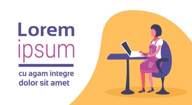 dizüstü ev ofis işyeri serbest çalışan iş işlemi yatay kopya alanı düz tam uzunluğu kullanarak iş kadını