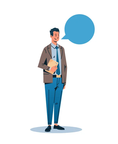 Hombre de negocios celebración tableta chat burbuja concepto de comunicación hombre de negocios hombre de dibujos animados plana longitud completa aislado vertical — Archivo Imágenes Vectoriales