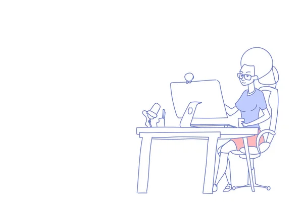 Mujer de negocios utilizando la computadora sentarse oficina escritorio lugar de trabajo mujer jefe beber café proceso de trabajo mujer bosquejo doodle carácter horizontal — Vector de stock