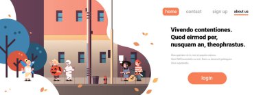 yürüyen şehir tatil kavramı hileler veya mutlu Cadılar Bayramı çizgi film karakteri tam uzunlukta yatay banner kopya alanı düz tedavi giyen canavarlar Peri kabak korsan mumya cadı kostümleri çocuklar