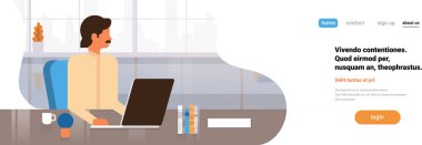 Hintli işadamı işlem kavramı ofis iç arka plan yatay banner kopya alanı düz çalışma dizüstü bilgisayar kullanarak