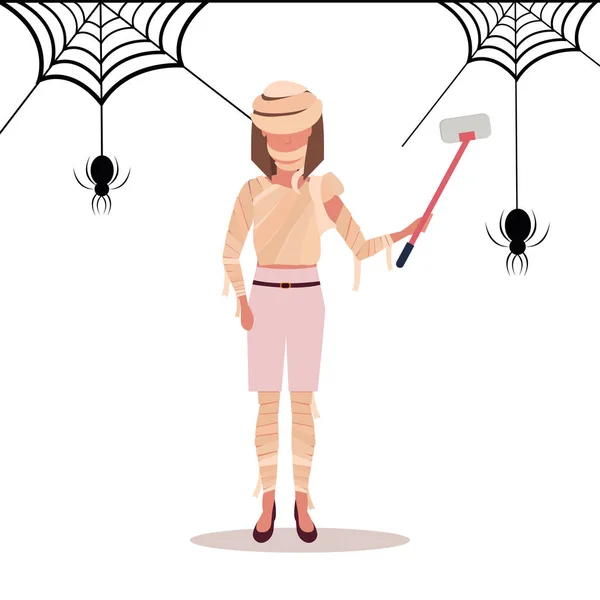 Vrouw draagt mummie kostuum nemen selfie happy halloween concept spider web geïsoleerd achtergrond vrouwelijke cartoon karakter volle lengte plat — Stockvector