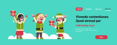 Mix yarış elfler kız çocuk Noel Baba yardımcı tutun hediye kutusu mevcut neşeli Noel tatil yeni yıl kavramı düz yatay banner kopya alanı