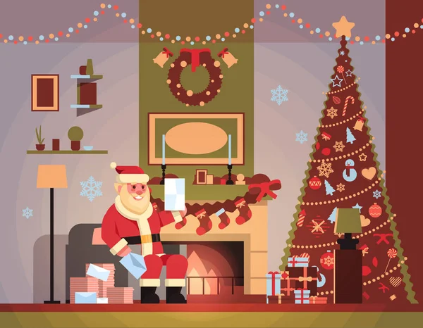 Weihnachtsmann im Wohnzimmer dekoriert für Weihnachten Neujahr Urlaub sitzen Sessel Kiefer Baum Kamin lesen Brief Wunschliste zu Hause Innenraumkonzept Wohnung — Stockvektor