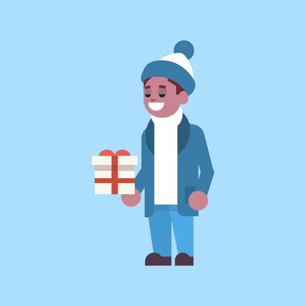 Afrikanische amerikanisch Mann halten Geschenk-Box Geschenk frohe Weihnachten Urlaub glücklich neues Jahr Konzept männlichen Cartoon-Charakter volle Länge flach — Stockvektor