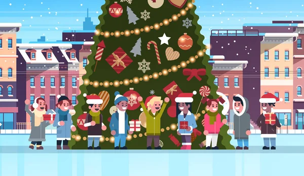Смешанная гонка детская группа возле украшенной елкой городской застройки дома зимняя улица городской пейзаж Счастливого Рождества Счастливого Нового года концепции плоской горизонтальной — стоковый вектор