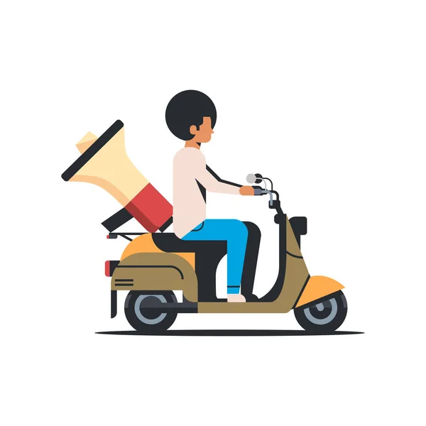 Homme annonceur équitation scooter avec mégaphone information annonce concept isolé plat — Image vectorielle