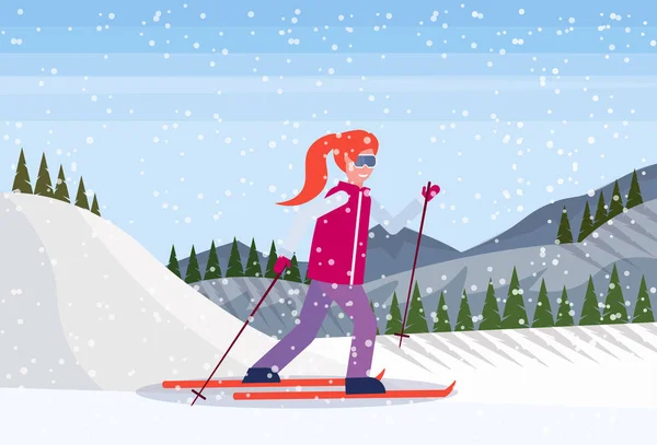 Esquiadora mujer deslizándose por la montaña nevada abeto bosque paisaje fondo chica esquí invierno vacaciones piso horizontal — Archivo Imágenes Vectoriales