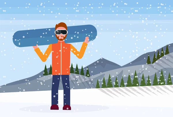 Snowboarder man houd snowboard besneeuwde berg fir tree forest landschap achtergrond mannelijke cartoon karakter volle lengte vlak en horizontaal — Stockvector