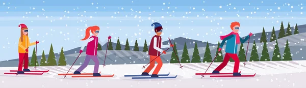 Группа лыжников раздвижные снежные горы елки лесной пейзаж фоне людей, катающихся на лыжах зимний отдых плоский горизонтальный — стоковый вектор