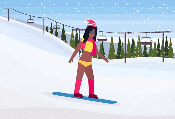 Sexy snowboarder mujer en traje de baño deslizándose abajo invierno nevado montaña abeto bosque paisaje cable coche fondo esquí estación horizontal plana — Archivo Imágenes Vectoriales