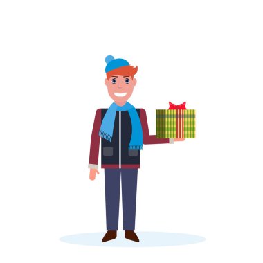 adam holding mevcut Hediyelik kutu izole mutlu yeni yıl neşeli Noel kavramı erkek çizgi film karakteri tam uzunlukta
