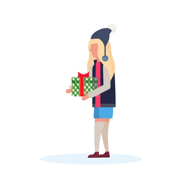 Frau hält Geschenk-Box Geschenk frohes neues Jahr frohe Weihnachten Konzept weibliche Cartoon-Figur Profil volle Länge isoliert — Stockvektor