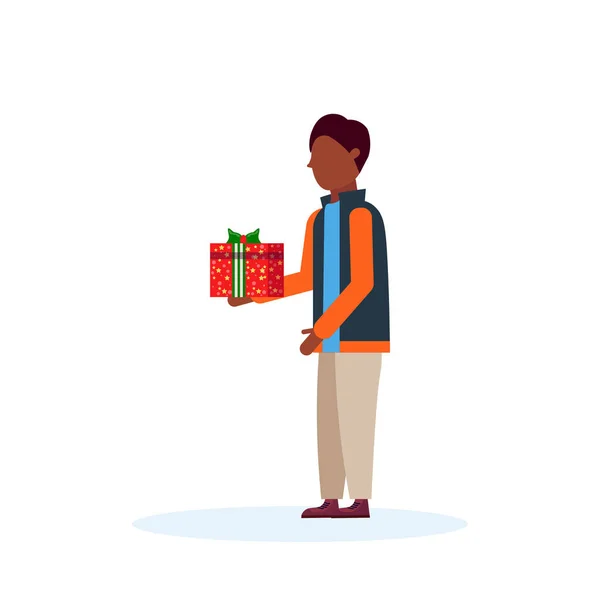 Afrikanisch amerikanisch mann holding gift box present happy new year merry christmas concept männlich cartoon figur profil volle Länge isoliert — Stockvektor