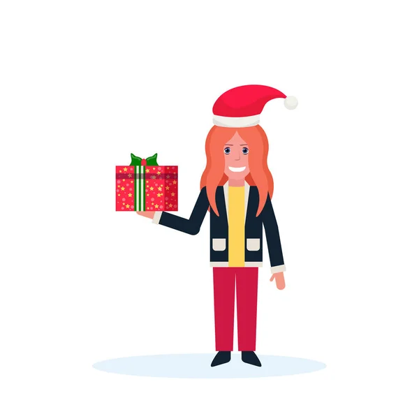 Frau hält Geschenk-Box frohes neues Jahr frohe Weihnachten Konzept weibliche Cartoon-Figur volle Länge isoliert — Stockvektor