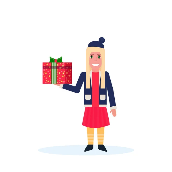 Frau hält Geschenk-Box frohes neues Jahr frohe Weihnachten Konzept weibliche Cartoon-Figur volle Länge isoliert — Stockvektor