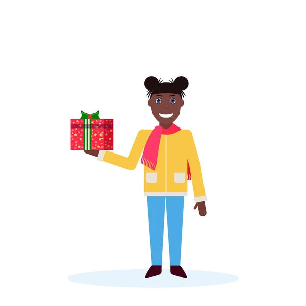Afrikanische amerikanische Frau hält Geschenk-Box frohes neues Jahr frohe Weihnachten Konzept weibliche Cartoon-Figur in voller Länge isoliert — Stockvektor