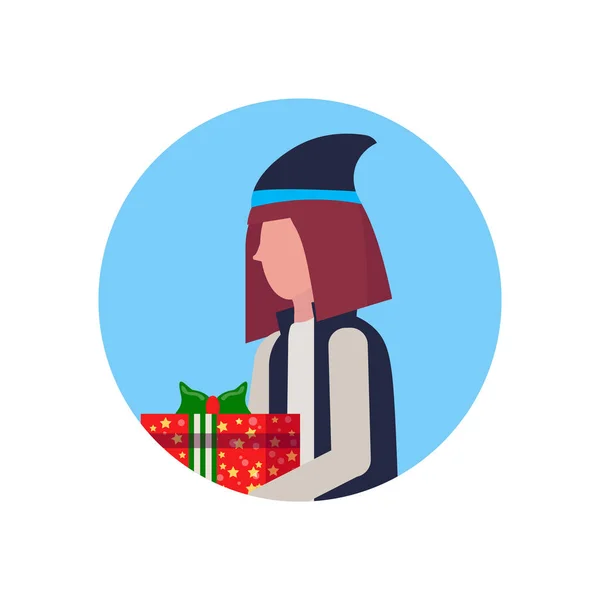 Frau halten Geschenk-Box vorhanden Gesicht Avatar Profil frohes neues Jahr frohe Weihnachten Konzept weibliche Cartoon-Figur Porträt isoliert — Stockvektor