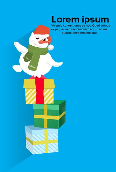 Sneeuwpop dragen rode hoed staande op verpakte huidige geschenkdoos stapelen merry christmas gelukkig Nieuwjaar vakantie concept plat verticale kopie ruimte — Stockvector
