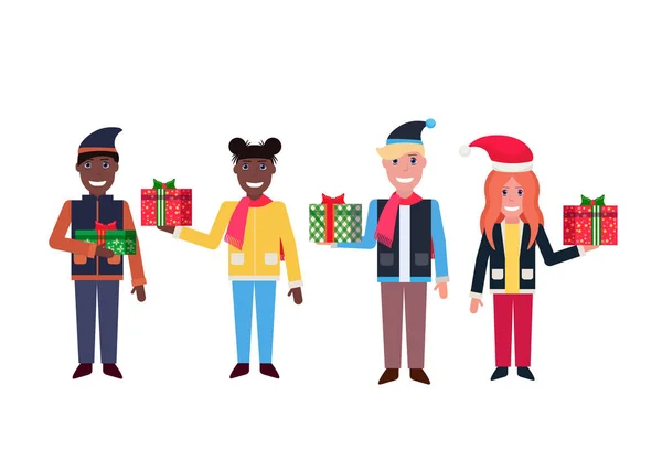 Mezclar la raza la gente sostiene regalo regalo caja feliz año nuevo feliz Navidad concepto masculino personaje de dibujos animados femeninos longitud completa aislado horizontal — Archivo Imágenes Vectoriales
